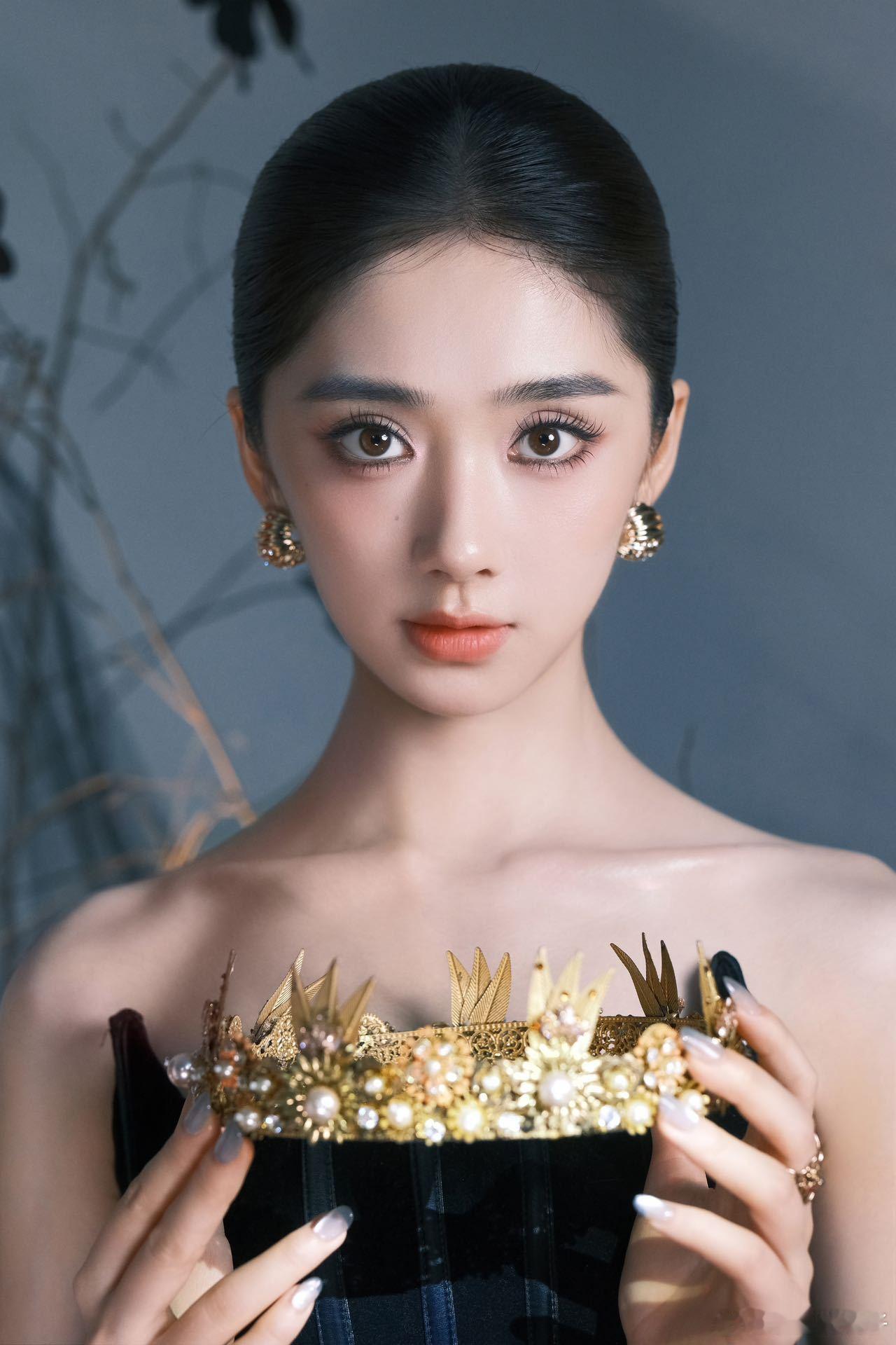 王影璐好圆一颗头王影璐的圆头型真的太加分了，不管是扎发还是披发都好看，搭配上这次