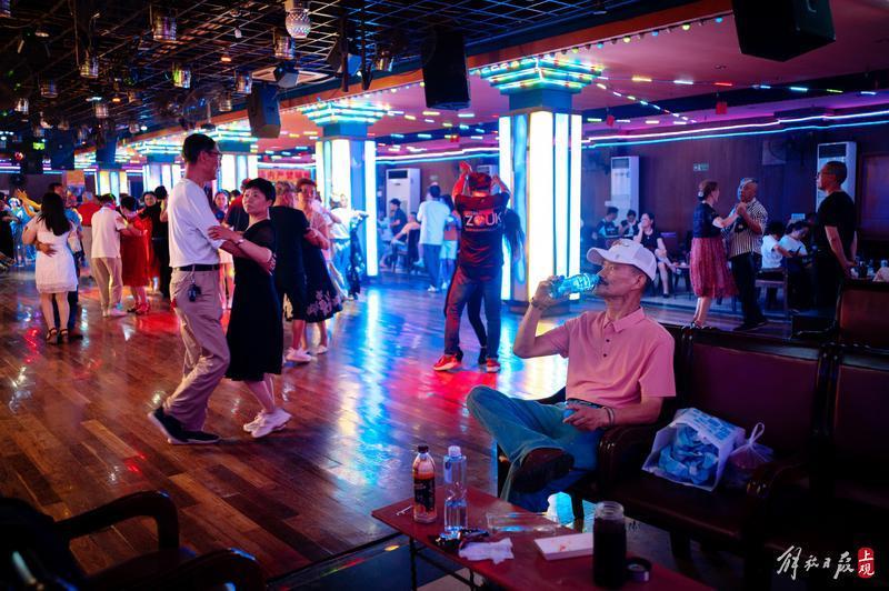 城市舞厅一个在舞场跳舞5年舞客自白解释这个问题，昨天成都舞友晚上和我聊天谈了他