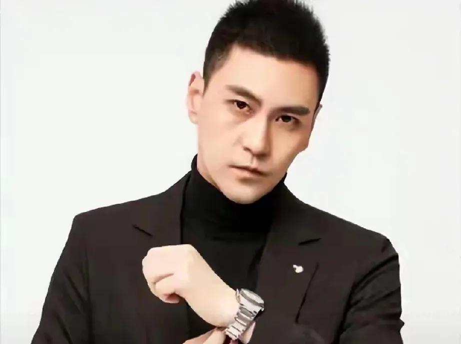 曾凭硬汉形象在《狙击生死线》里大放异彩的李飞，如今竟在菜市场陪母亲卖鱼！这落差背