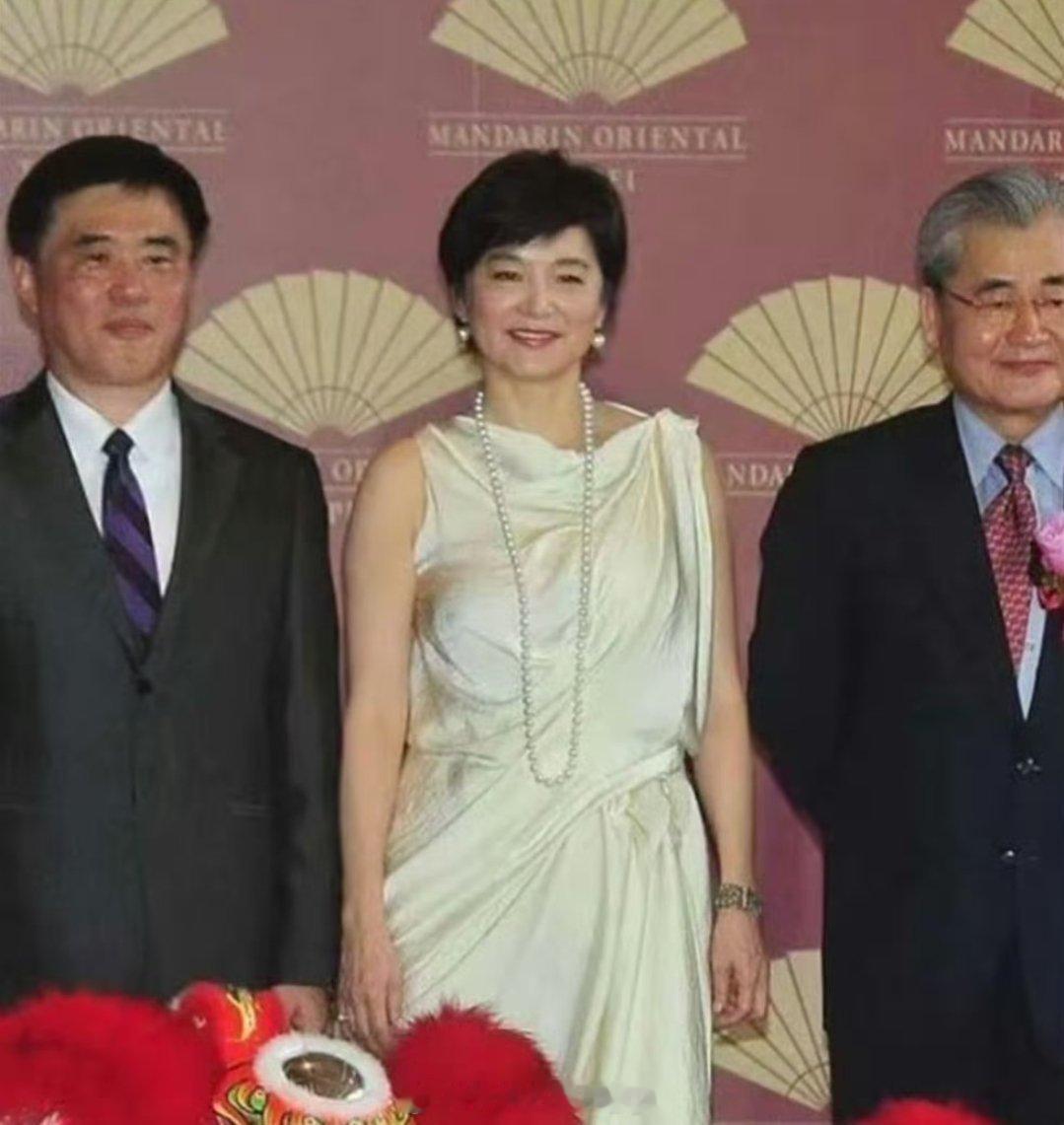 72岁林青霞剪了短发年轻25岁不止，穿白色连衣裙，完全没有大妈味