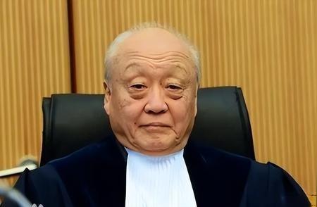 日本想用南海仲裁压中国，结果把自己套进去了。外交部这句话说得不紧不慢：既然日方赞