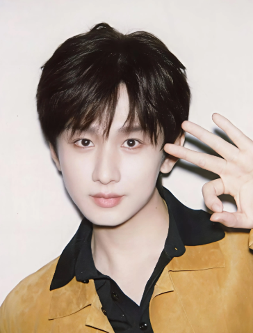 成毅元宵节明信片释出！暖黄造型温柔氛围感拉满 