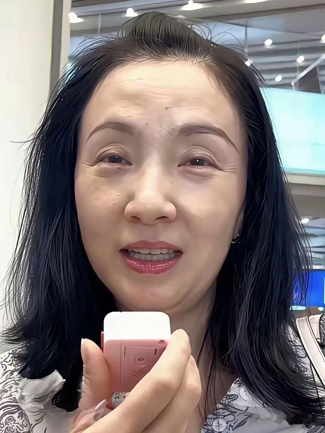 在机场碰到陶虹。是原相机拍的，没加滤镜。没化精致妆，皱纹清楚。可那笑
