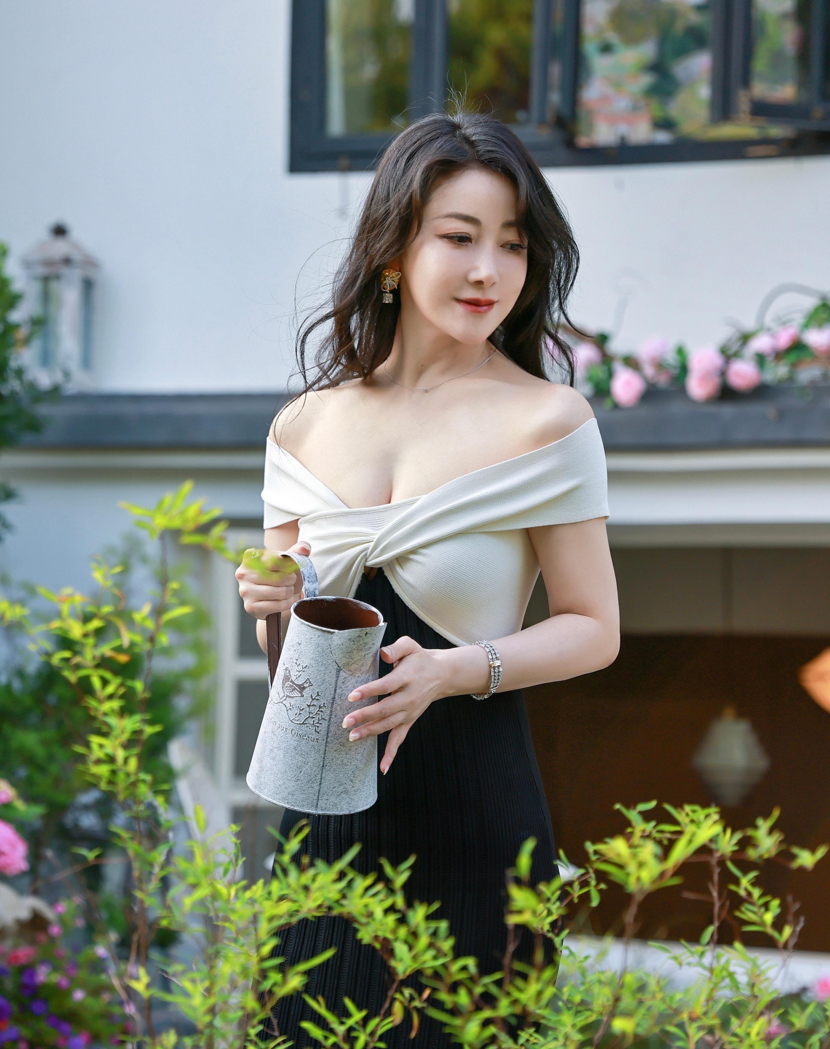 陈紫函白衫勾勒出的优美线条，比园子里的花还撩人，一眼就陷进去。丰满迷人系列