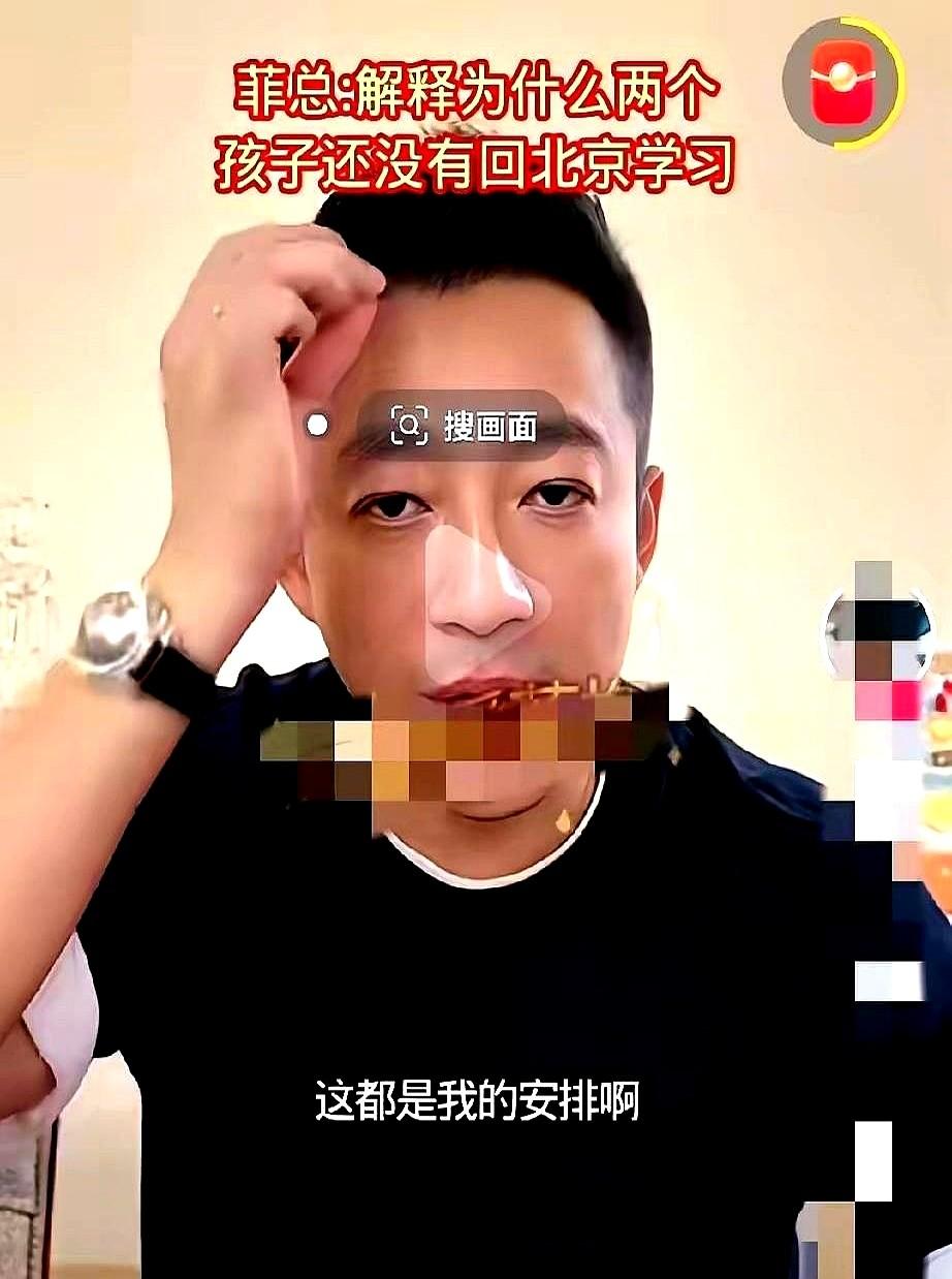 他默默关上了那扇沉重的大门。门内，是满屋子的玩具和孩子们的笑声。他一个人坐在