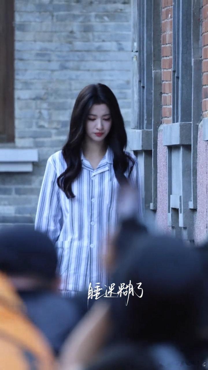 王楚然穿病号服都美成这样了谁看了不说一句绝？王楚然新剧病号服造型，清冷气质拉满