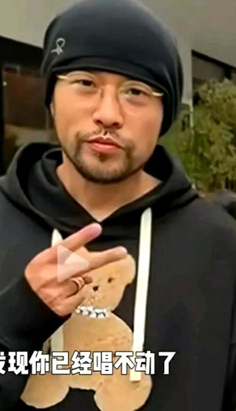 45岁的周杰伦，彻底不装了。他的底气，是多数人一辈子都赚不到的。曾经那个