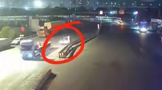 “我爸上高速了！”杭州男子深夜报警举报父亲：劝了好久都没用，只能靠你们了。“