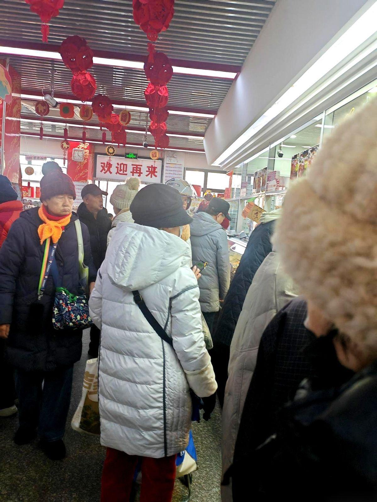 前面那大妈，哐哐哐点了三百块钱的熟食。售货员眼都没眨一下，特麻利地给她装兜儿里