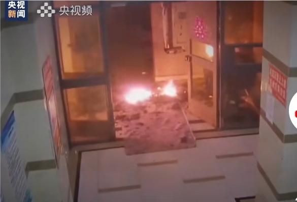 央视披露南京15死火灾现场在夜色笼罩下的明尚西苑小区，平静的生活突然被一场突