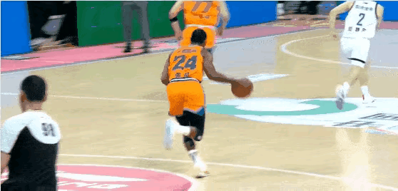 面对张镇麟这样战斧式的劈扣，估计杜峰心里发毛了。国家队突出的表现，这两天中俱杯一