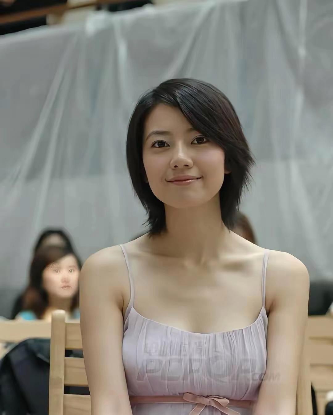 高圆圆早期活动现场，那时的她确实是清纯的代名词，笑容甜美宛如初恋。