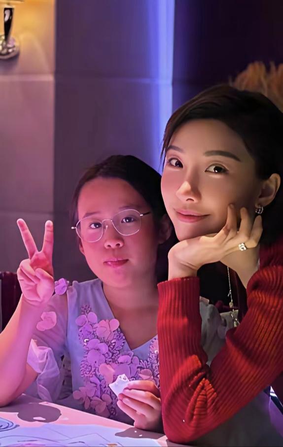 齐娇女儿如今跟奚梦瑶女儿的差距越来越明显了，都是赌王的孙女，一个跟着单亲的妈妈生