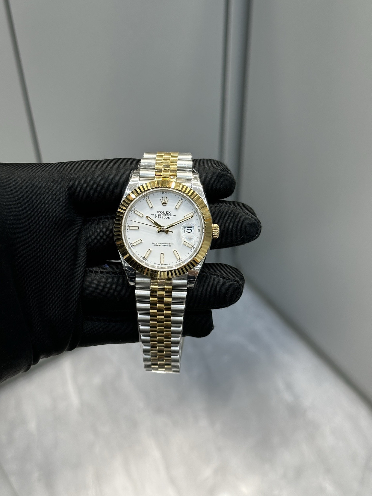 劳力士日志型间金白盘，帅爆了！我常常觉得，等待才是这只表真正的表盘。第一次见到它，是在橱窗里。金与钢