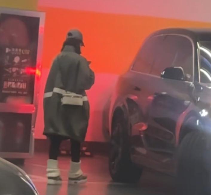 看赵丽颖开着豪车出去逛街，就觉得我们这些八卦明星日常的，好傻好可笑。