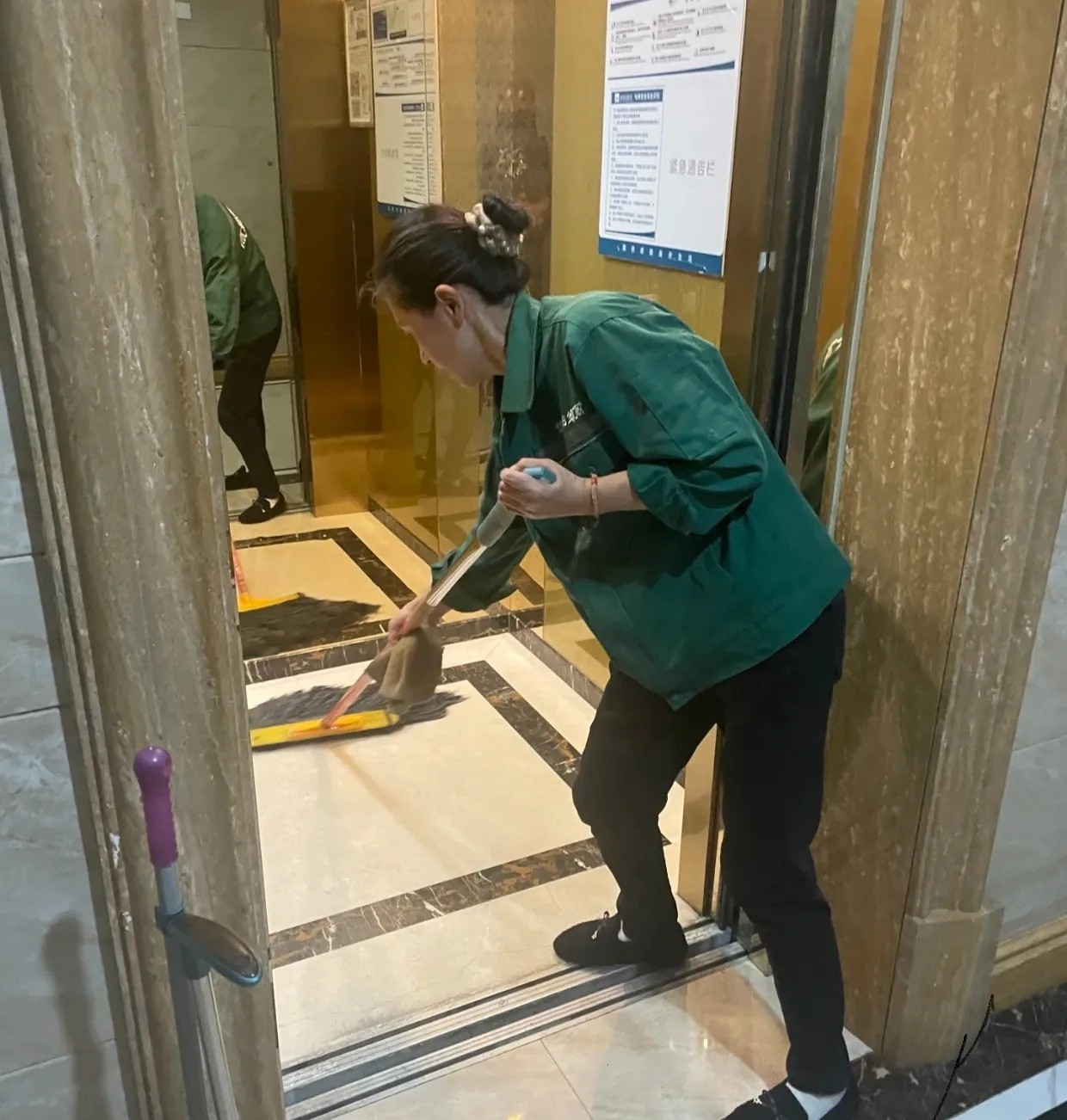 我们酒店新来了一位保洁阿姨，专门负责打扫走廊和电梯。她今年56岁，退休后又出来工