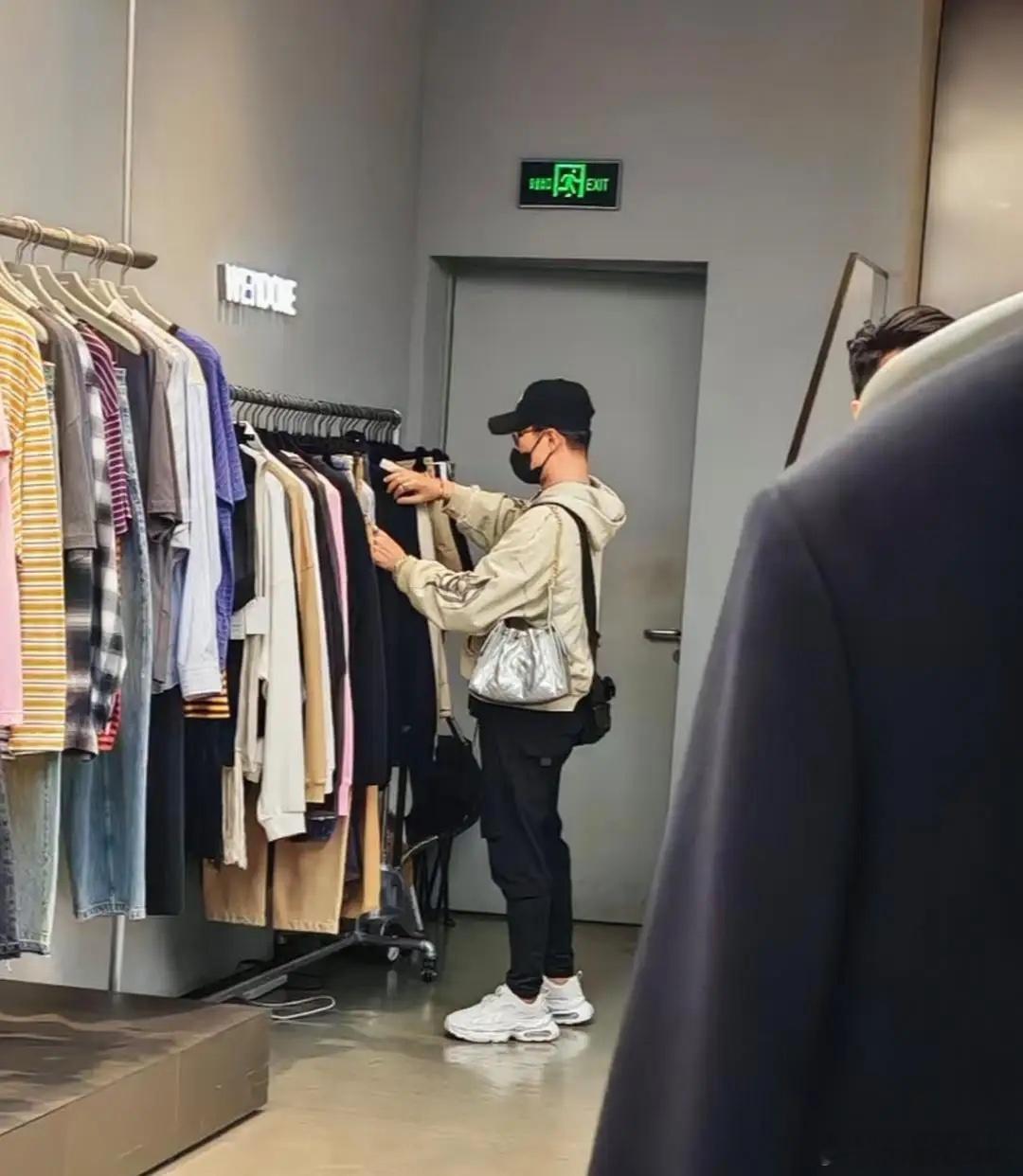 54岁汪峰和女友森林北在深圳一家商场买衣服，他装扮时尚又低调，认真地帮女友挑选，