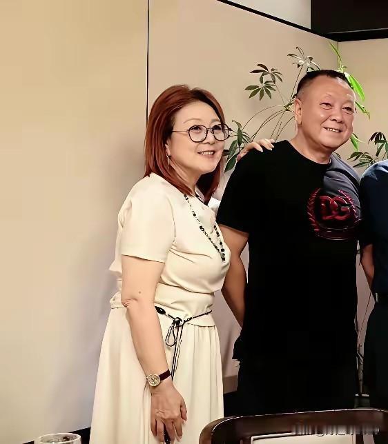 这是张艺谋的岳父岳母，他俩是无锡人国企下岗职工，属于普通人家，当年女儿陈婷和张艺