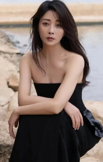 2017年，殷桃在家里帮妈妈摘菜时，妈妈看着殷桃，突然来了一句：“你看我把你生得