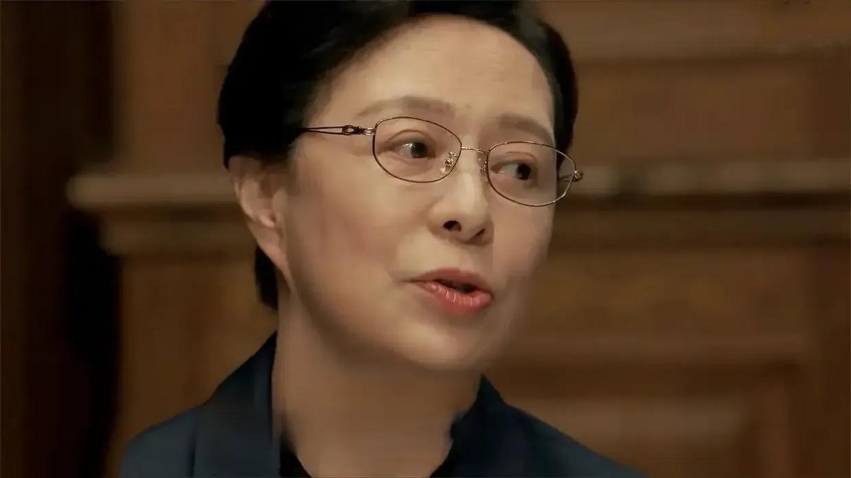 追剧《以法之名》第18集，从李人骏的生日宴，就可以看出柳韵、兰景茗是两个糊涂娘