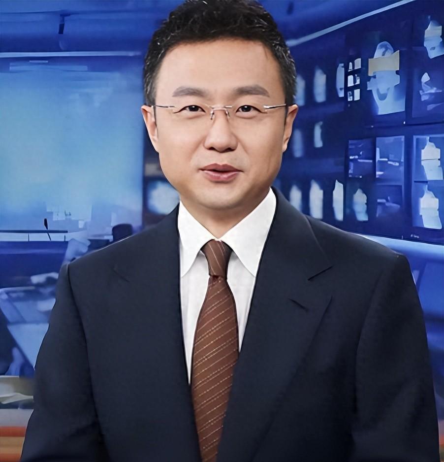 台上丈夫解说，台下妻子观礼，而这一次，在九三阅兵中担任男解说的人，正是央视知名主