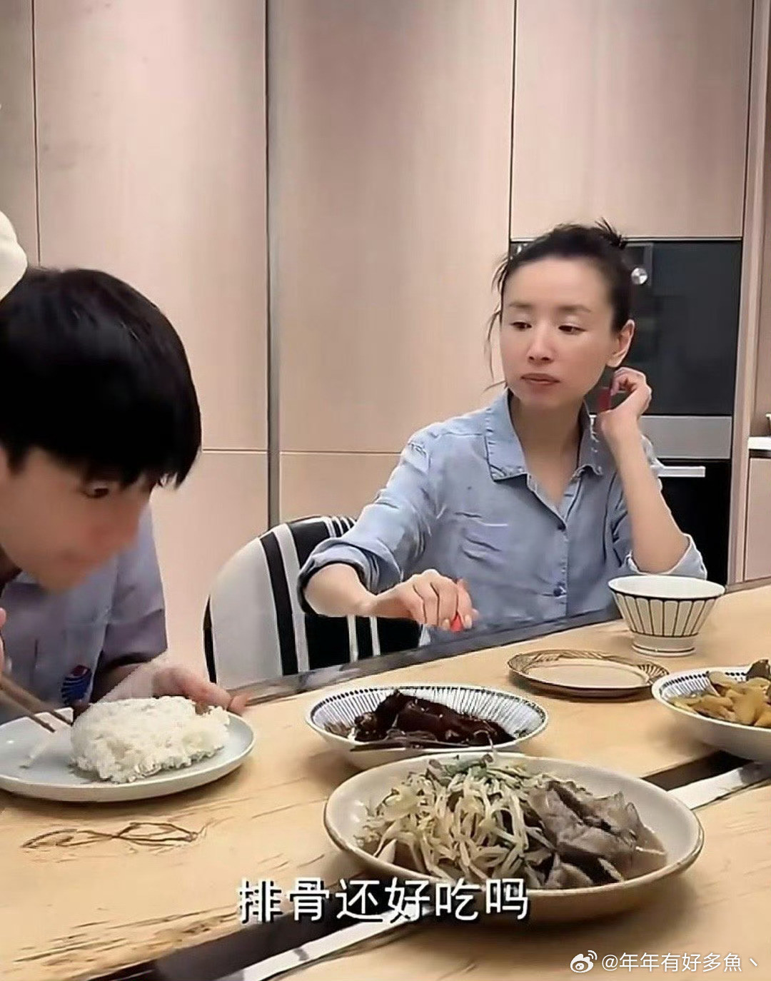 董洁家的桌子中间竟然有条缝，这是什么设计？