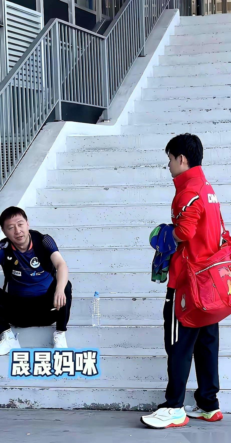 国乒教练陈振江，已经退休了。但他看到自己的徒弟小石头，根本坐不住。直接把人拉到