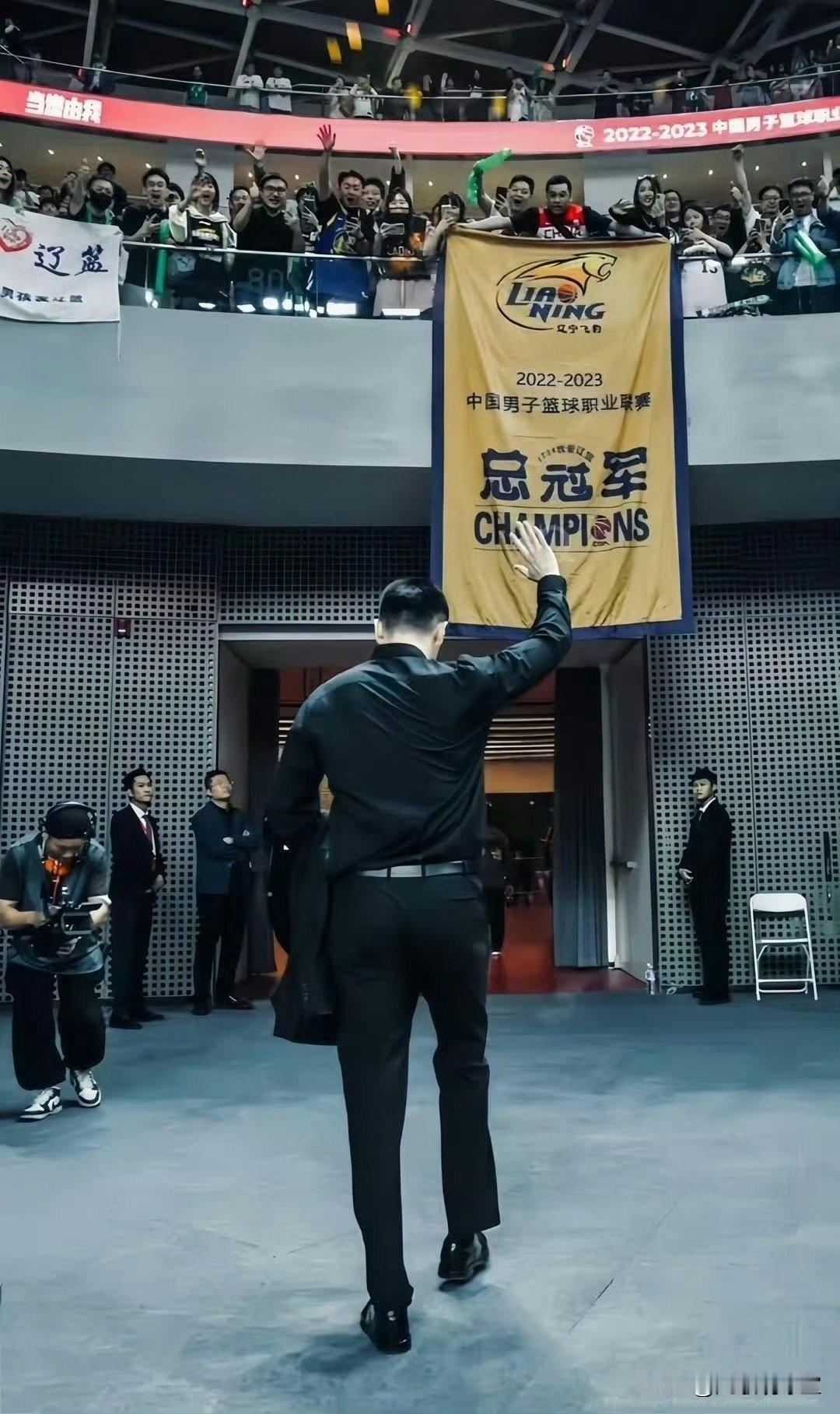 恕我直说，杨鸣现在辞职不应该！他在辽篮最困难的时候就拍拍屁股走人，丢下一堆烂摊子