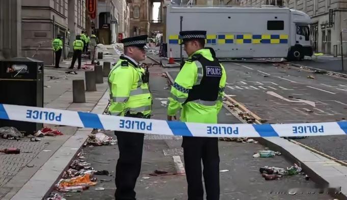 近3000名移居英国的香港人组织了一场抗议活动，他们举着标语，喊着口号，内容却让