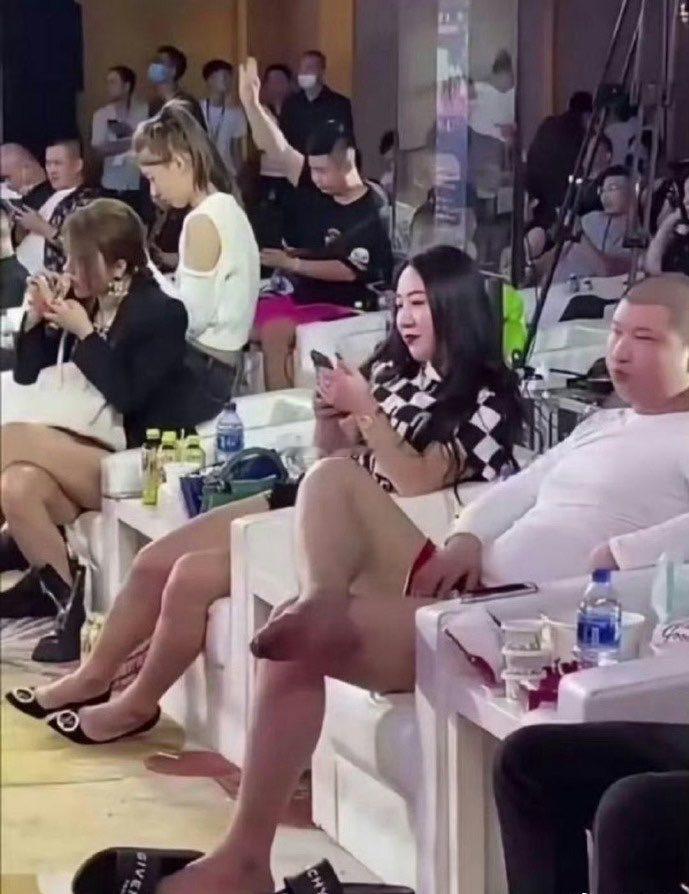 一群东北网红的聚会，站没站相，坐没坐相，真的没眼看。