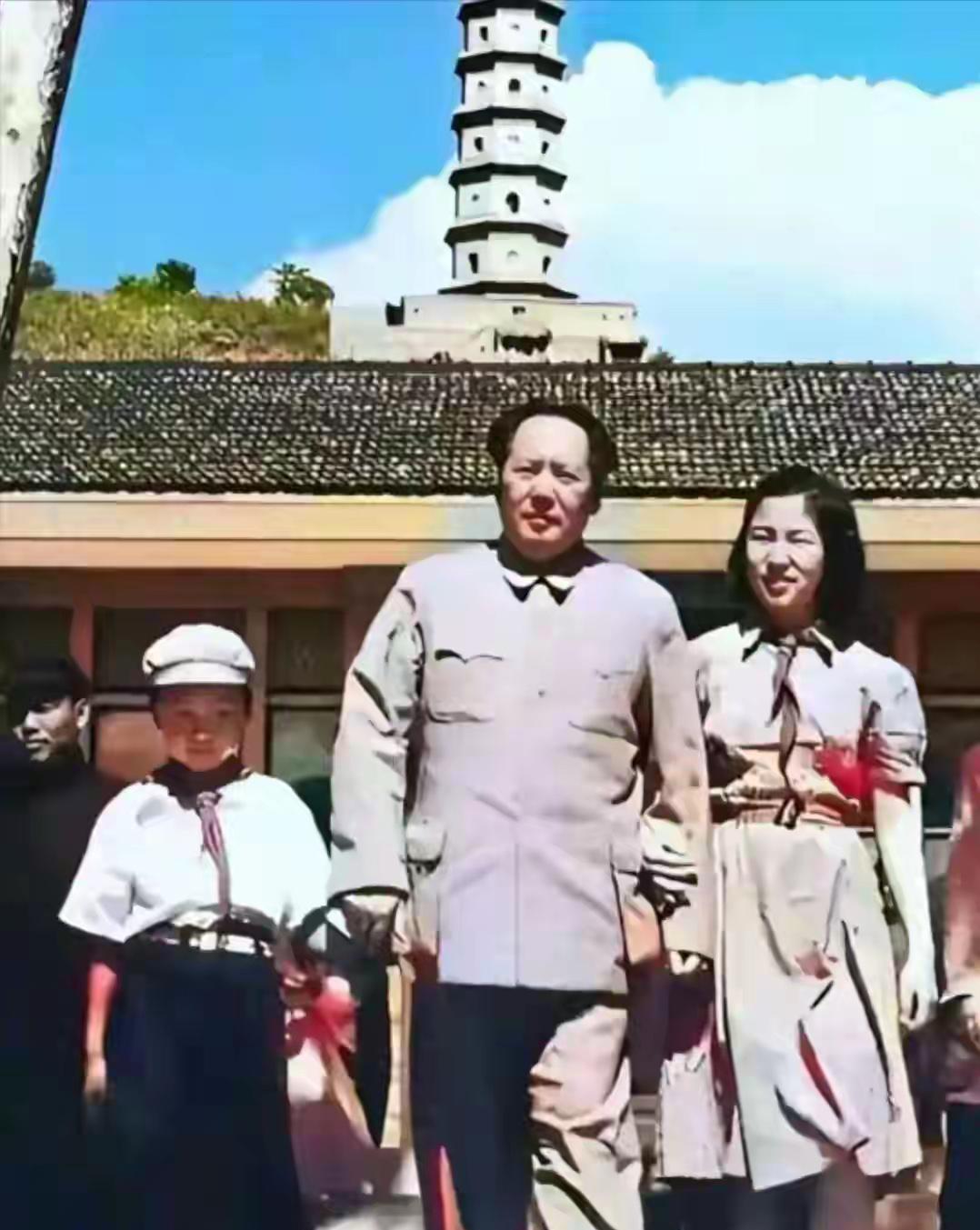 看着毛主席与女儿李讷，以及侄子的真实合影，心中无限怀念毛主席！可亲可敬的毛主席，