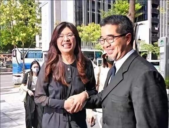 郑丽文现在估计挺后悔的，后悔什么？她后悔的不是加入国民党，也不是竞选主席时曾缴纳