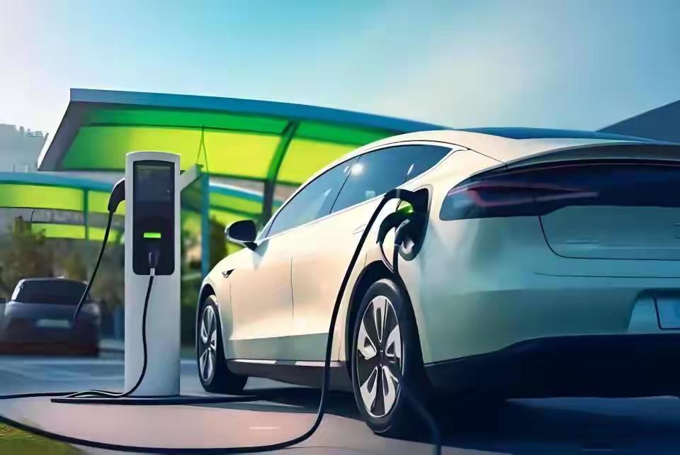 刚才刷到个山东大哥晒充电账单，三毛七一度电，充满一台车不到20块钱。然后他说了句