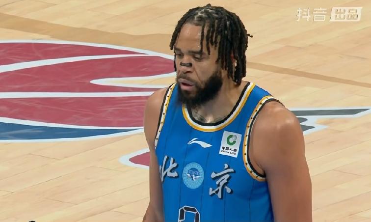 大麦基终于支愣起来了！北京北汽主场之所以打爆青岛，除了杰曼的出色发挥之外，就