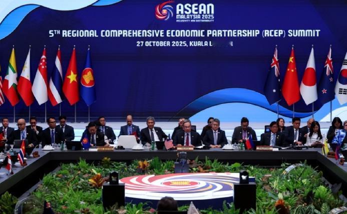 马来西亚东盟峰会爆大消息!10月27日,特朗普前脚刚离开马来西亚,16国领