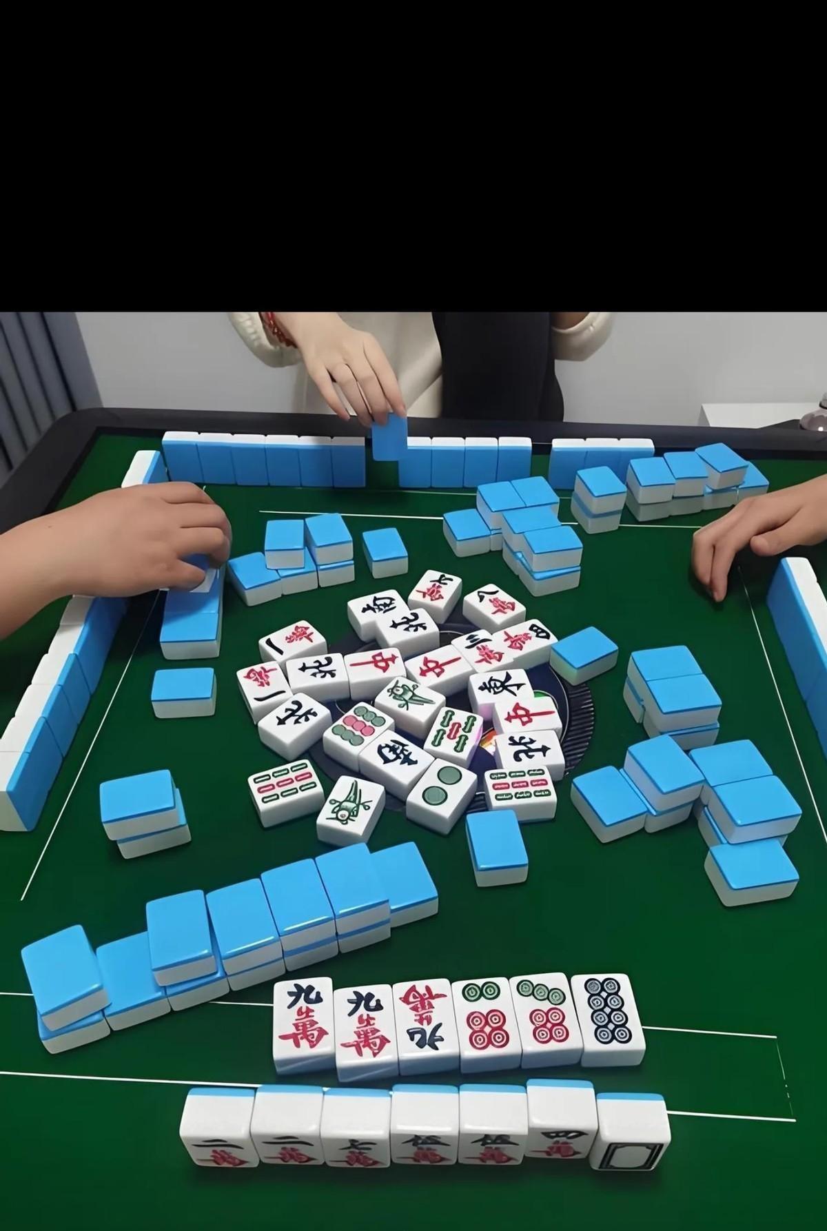 据《南方都市报》5月5日及《新闻夜航》5月6日报道，广东清远一男子在棋牌室突发不