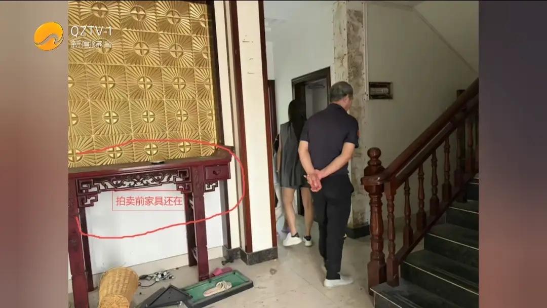 190万拍下精装别墅，开门瞬间崩溃：门窗被封死，连门都不见了！“没有金刚钻，别碰法拍房！”这句话，福