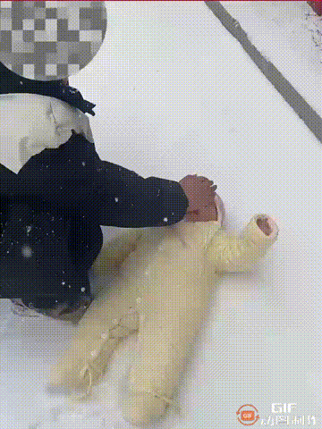 怎么会有这么糊涂的妈妈！河南一名女子看见外面下雪了，于是抱着刚出生不久的宝宝出去