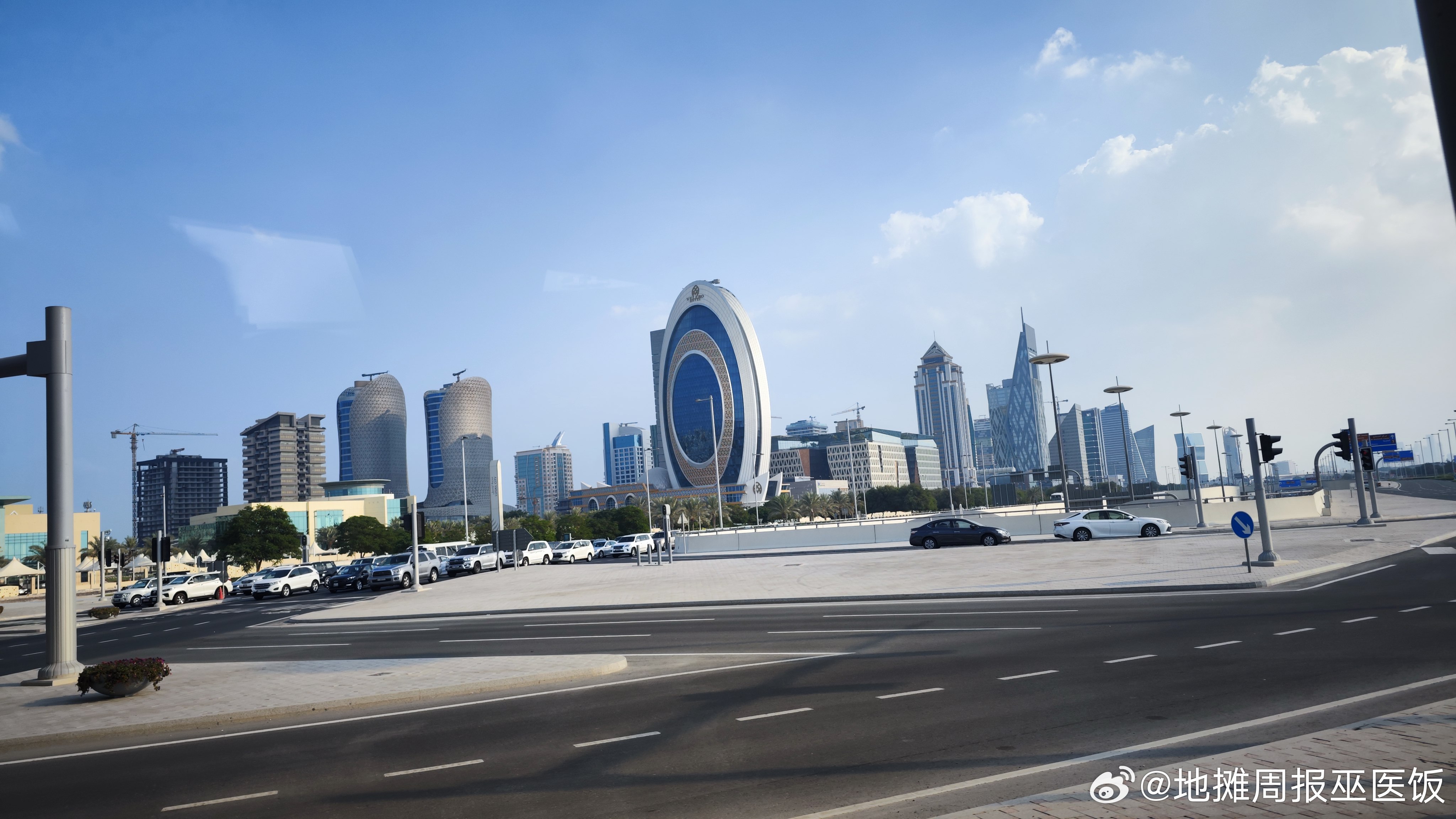 想想卡塔尔，搞世界杯给国家装门面，大兴土木在Lusail弄了一个旅游酒店度假区，