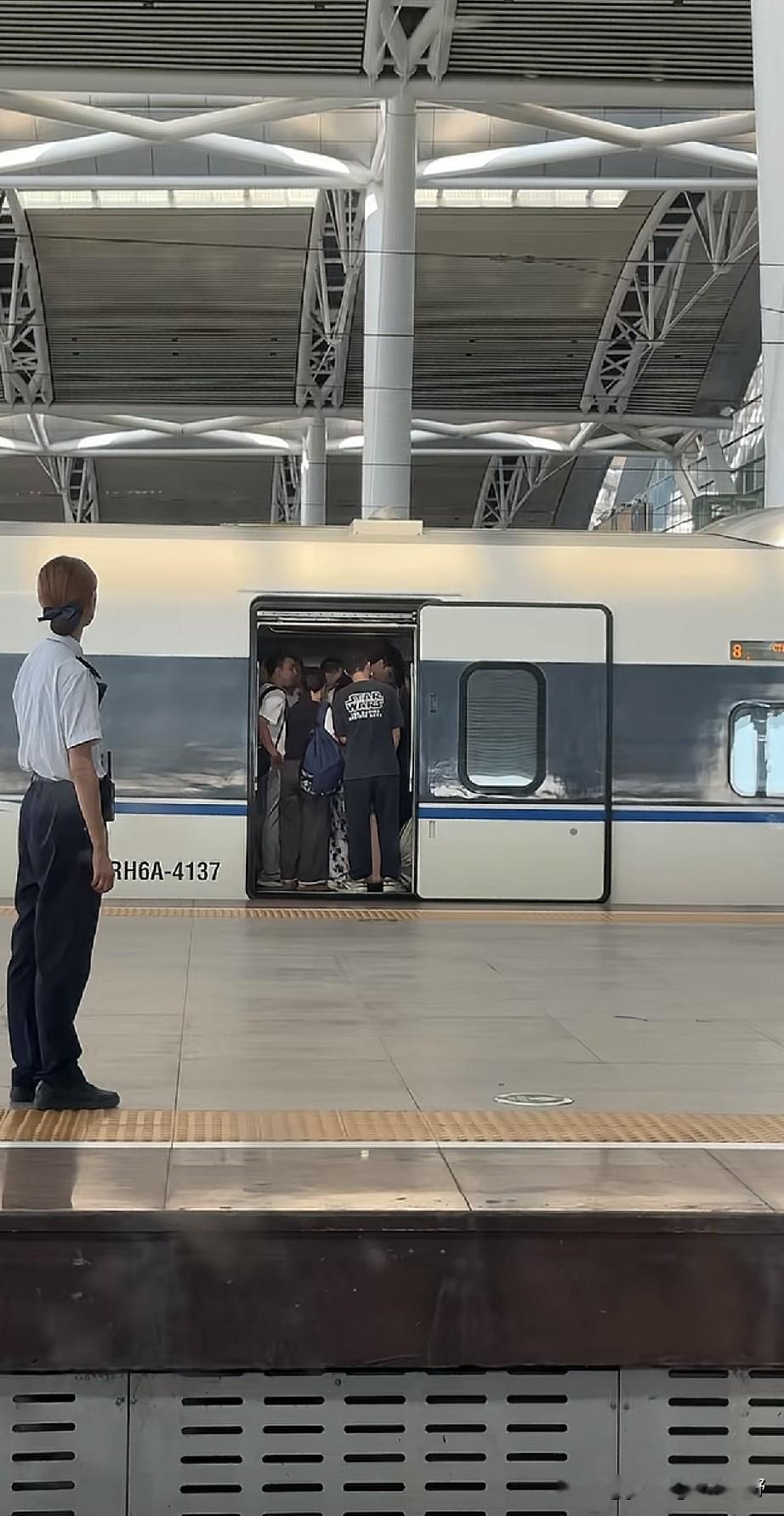 网友在广州南站的站台上拍摄到了对面一列发往粤西湛江方向的水鱼号动车组的场景。看着