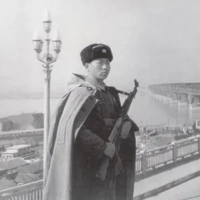 1971年，许世友在南京长江大桥视察时，看到守桥士兵冒着大雪露天站岗，当即提出修