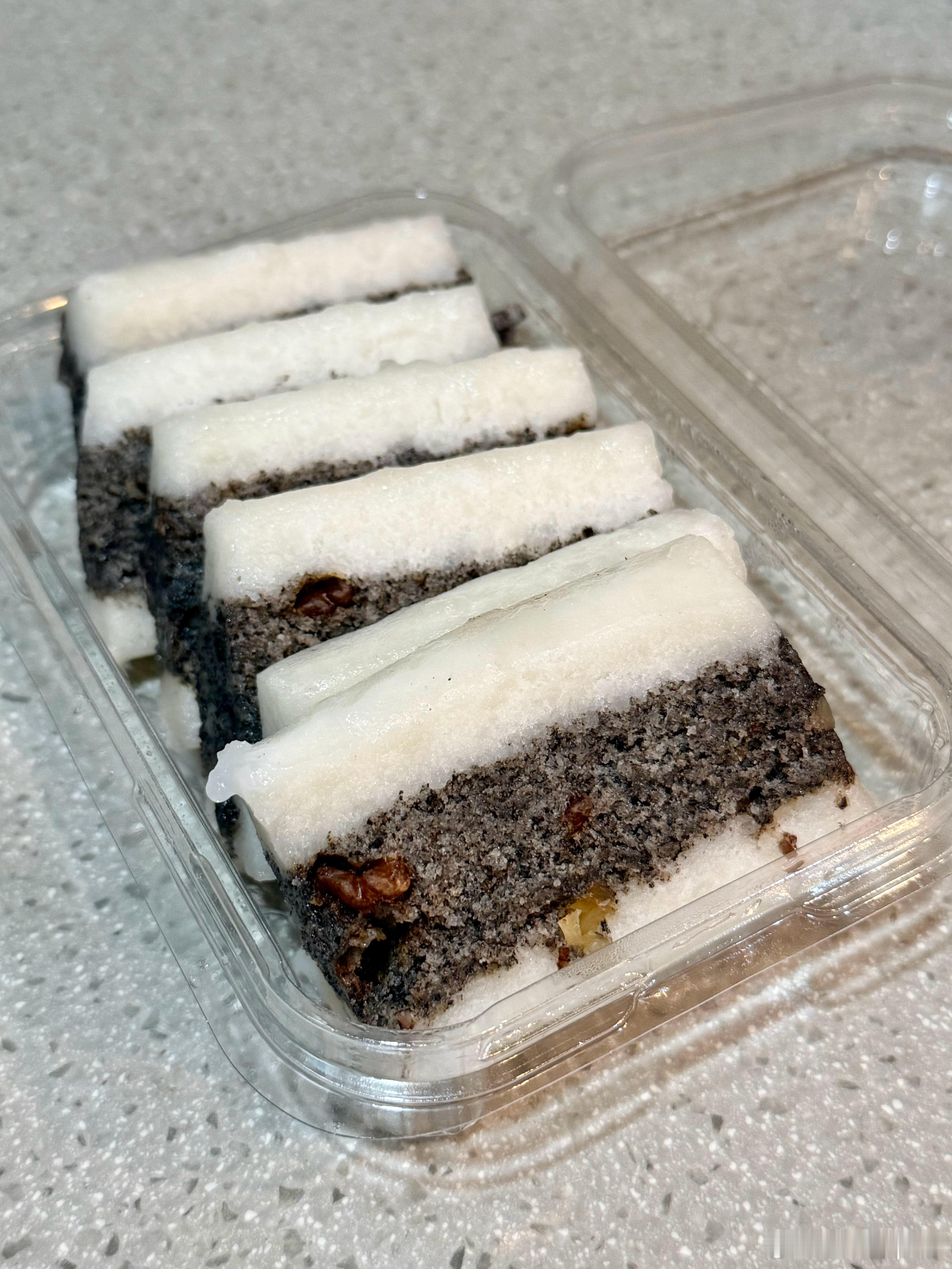 沈大成的黑芝麻米糕，吃前放到锅里回蒸一下特别好吃