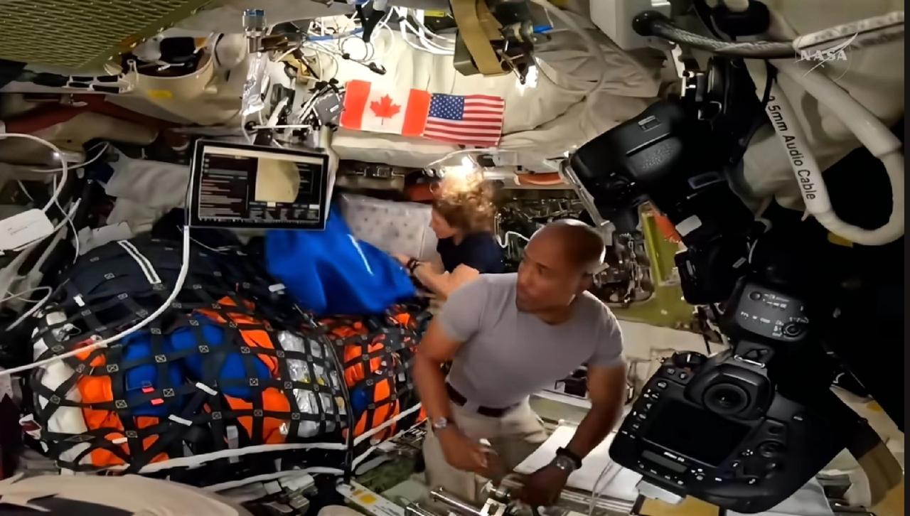 阿尔忒弥斯2号太空舱，有一个细节，除了美国国旗，还并排摆了一面加拿大国旗，总共4