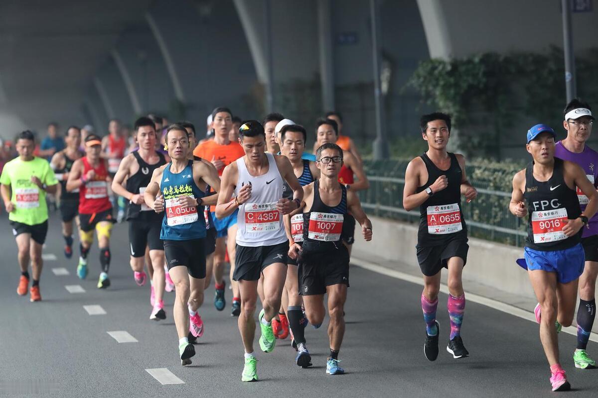 跑步有必要进跑团吗？有人觉得跑团热闹，能结交朋友，跑起来不孤单。也有人觉得跑