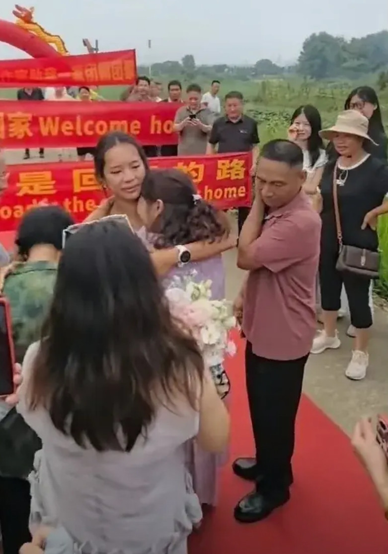 比利时女孩Nienke萍乡寻亲成功同情Nienke，因为她并不是人贩子贩卖的