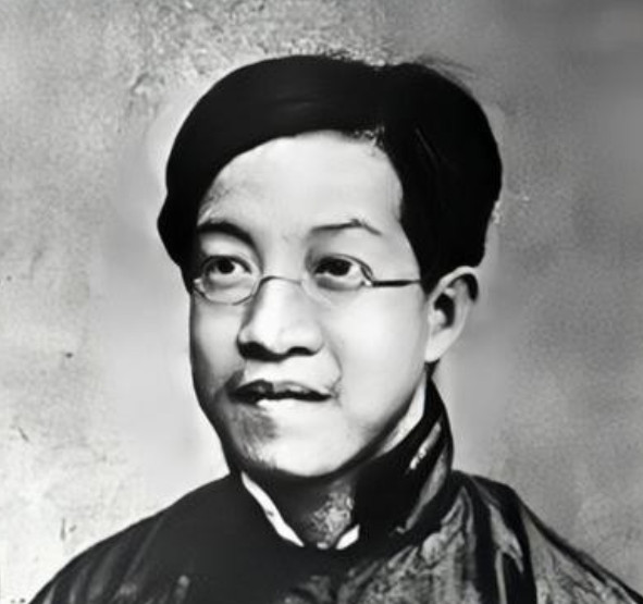 1913年，章太炎一边大骂“袁贼”，一边抡起手杖，将袁世凯总统府的器物砸得稀巴烂