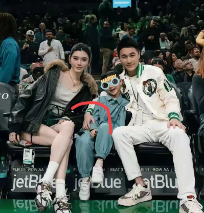 何猷君真的是爱惨了奚梦瑶给他生的这个儿子呀。​​​