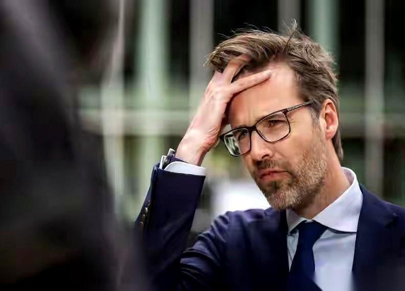 前脚刚把人家的公司给黑了，后脚就带着17个高管跑来，满脸堆笑地说“嗨，哥们，我们