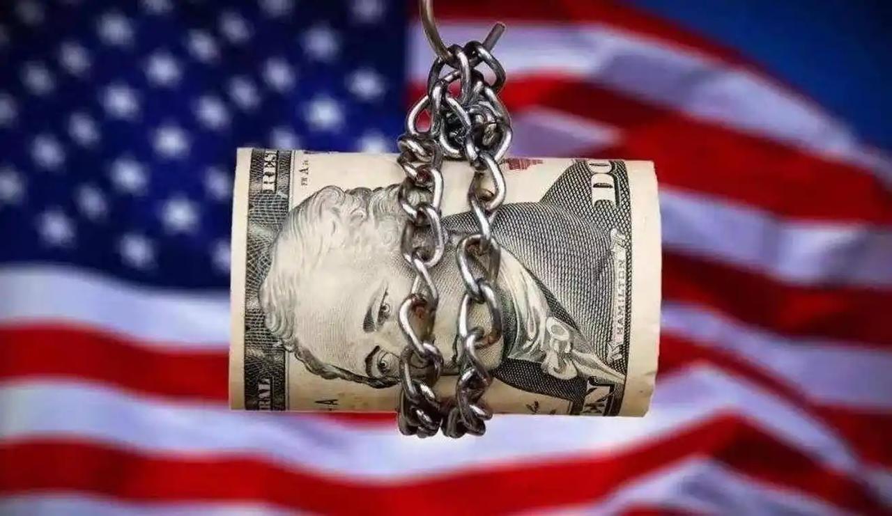如果特朗普印28万亿美元还债，美元霸权将瞬间崩塌，全球经济或面临重构
