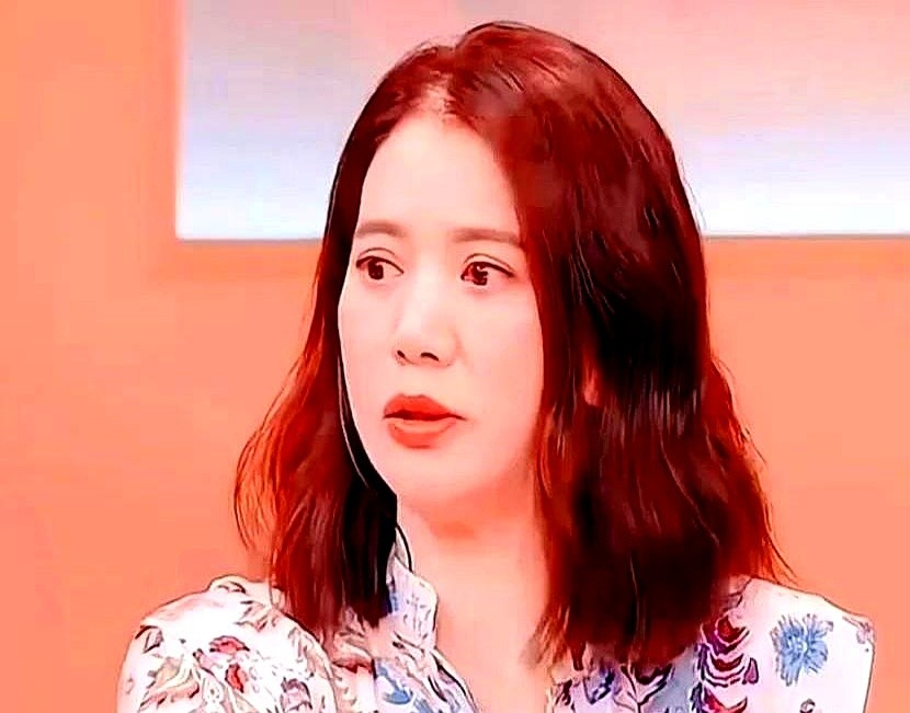 拍戏时看谁不顺眼就甩脸子，困了倒头就睡，袁咏仪凭什么在剧组横着走？别人进组忙着拜码头、送咖啡，她进门